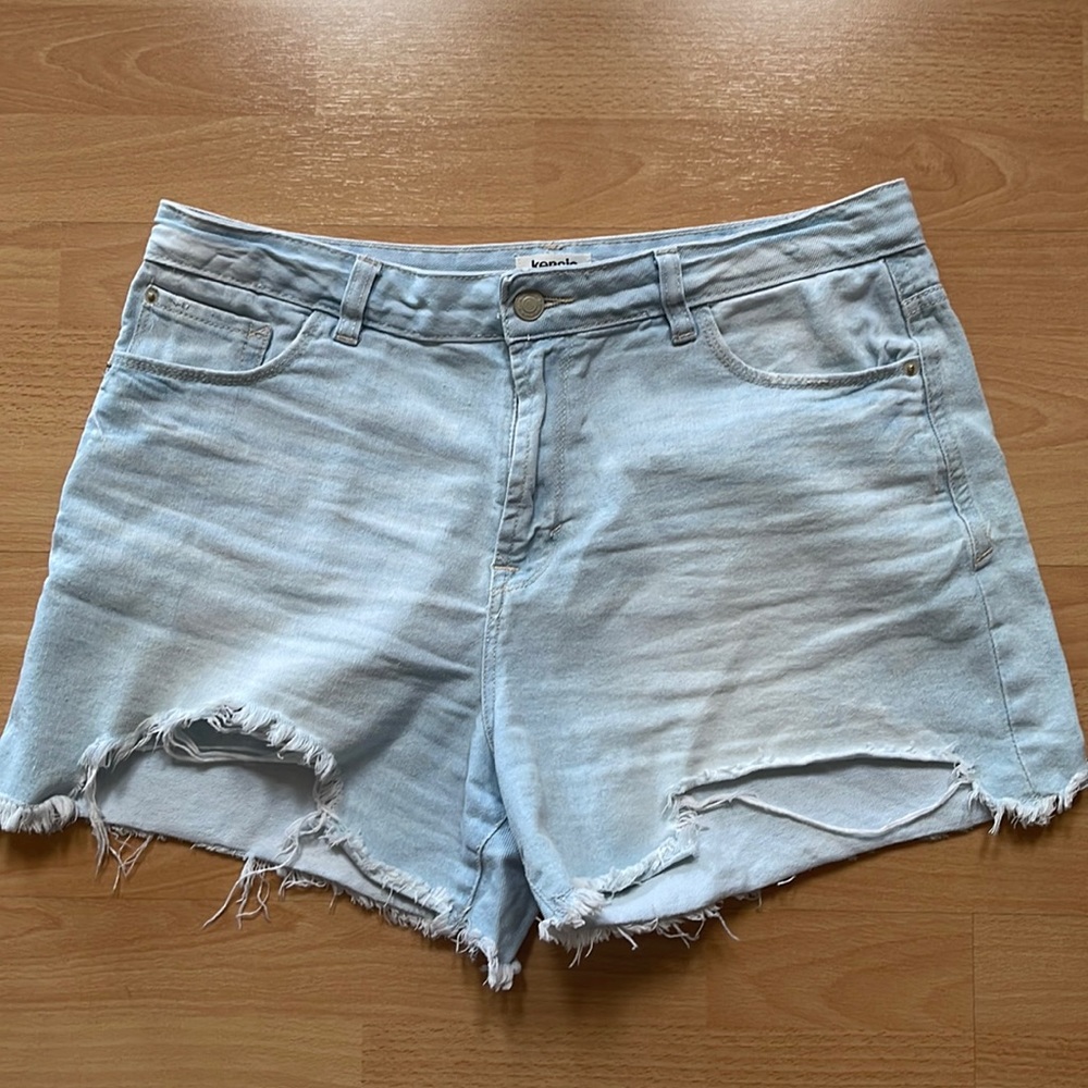 Kensie distressed the high rise cotton shorts 
Size US 8/ 29